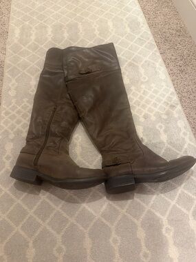 Women's Brown Knee-High Riding Boots - Classic Leather Style